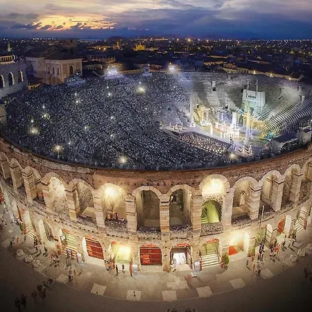 Rigoletto - 13 Minutes Walk To Arena فيرونا