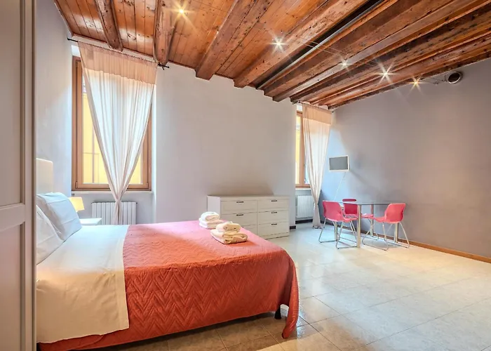 Rigoletto - 13 Minutes Walk To Arena アパート *